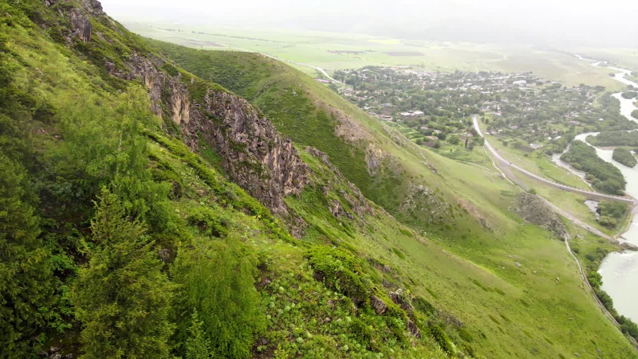 пейзаж с травой и горами