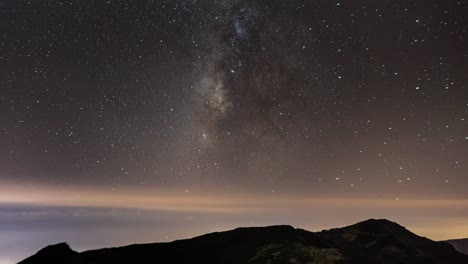 lapso de tiempo de la vía láctea en pico do arieiro, madeira