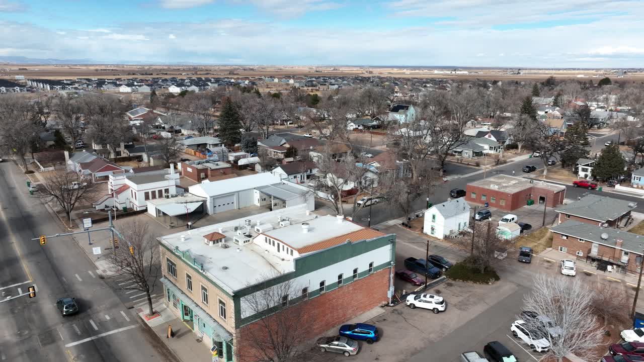 Drohnenaufnahme des Stadtzentrums von Ault, Colorado, mit Geschäften im Winter 2026