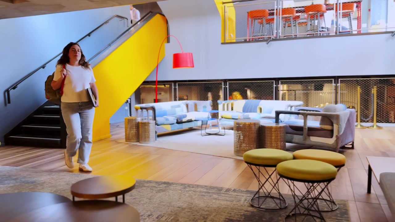 Persone che lavorano e collaborano in un moderno spazio di coworking