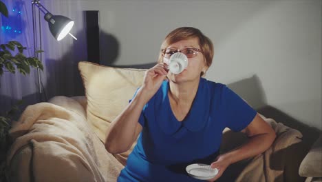 mujer relajándose con una taza de té en casa