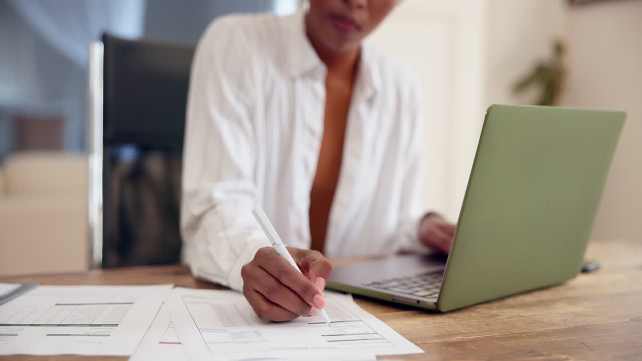 Donna che lavora da casa con laptop e documenti