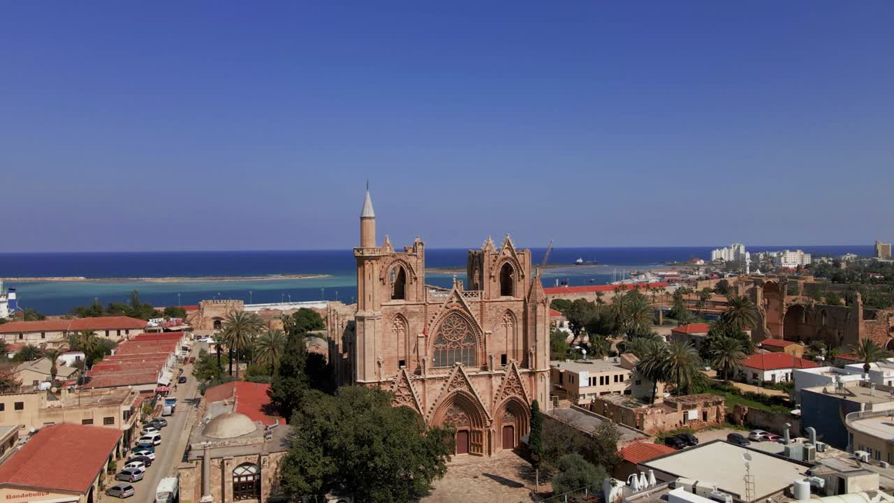 라라 무스타파 파샤 카미 모스크 (lala mustafa pasha mosque) 는 북 키프로스의 파마구스타에 있는 오래된 대성당이다.