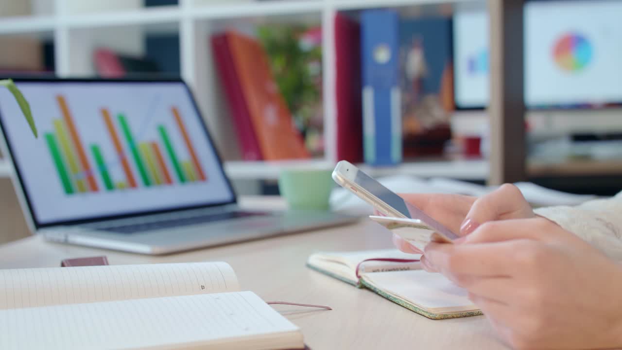 pago móvil. manos de mujer sosteniendo tarjeta de crédito y usando teléfono inteligente