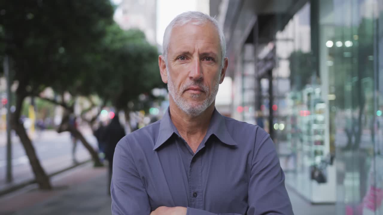 Retrato de homem a olhar diretamente para uma câmara.