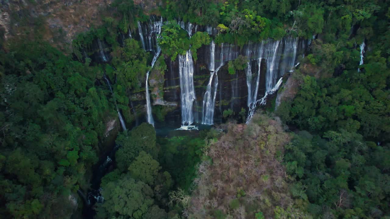 매우 푸른 숲으로 덮인 멕시코 미초아칸 폭포의 오버헤드 공중