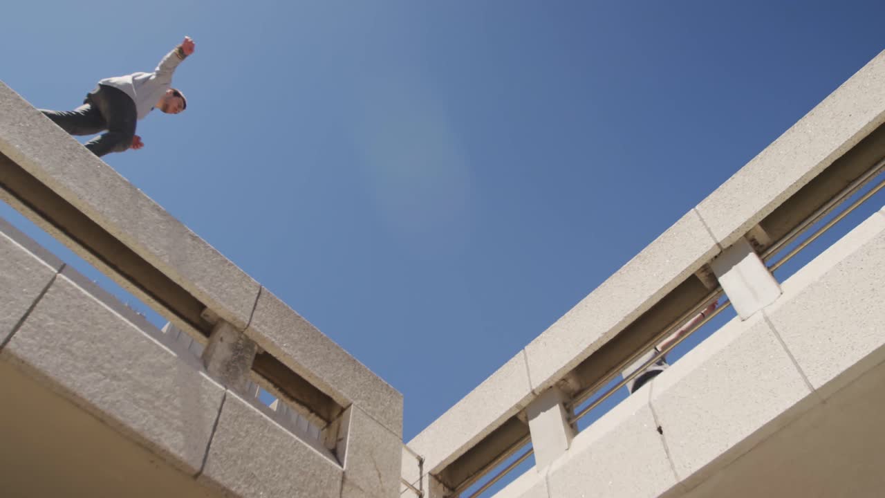 hombre caucásico practicando parkour