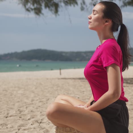 Junge-Frau,-Die-Am-Strand-Meditiert