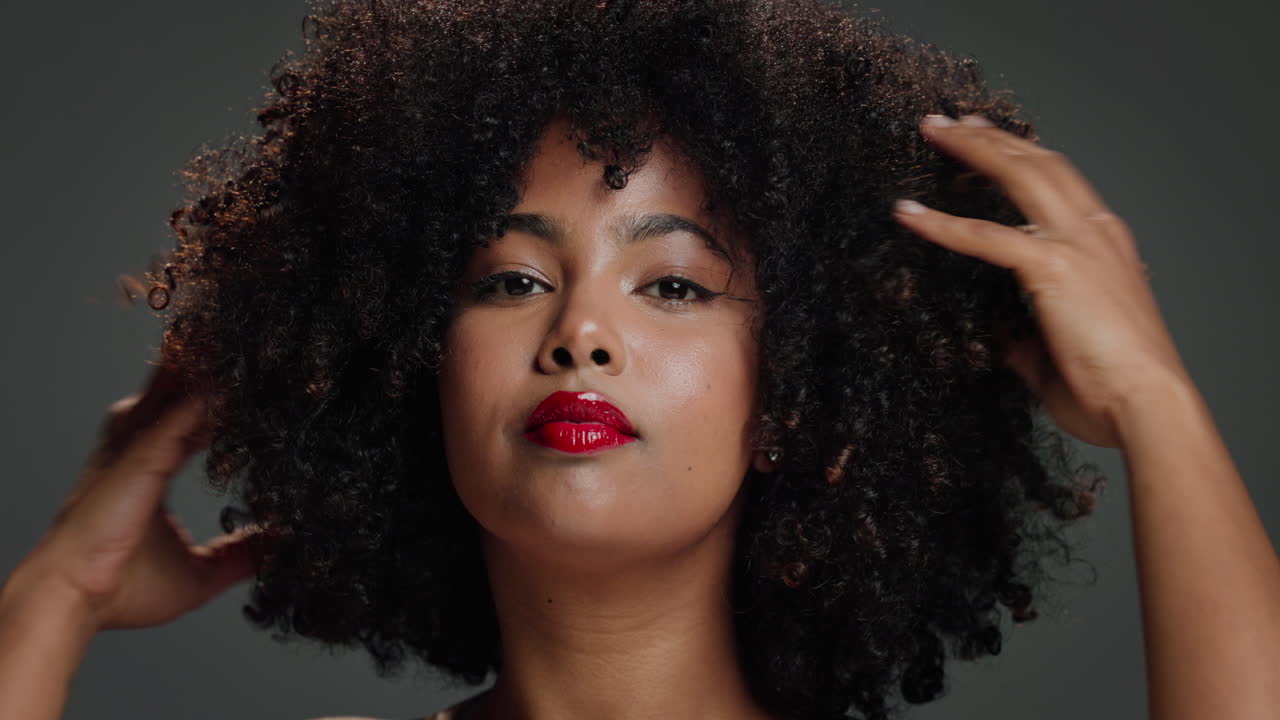 Bellissima donna con acconciatura afro e rossetto rosso