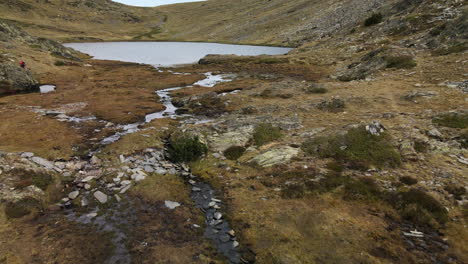 aproximación aérea a un pequeño y hermoso lago en las montañas cerca de puymorens