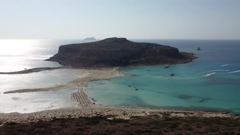 Vorwärts-Zeigt-Die-Luftaufnahme-Der-Insel-Balos-Und-Der-Lagune-über-Der-Klippe