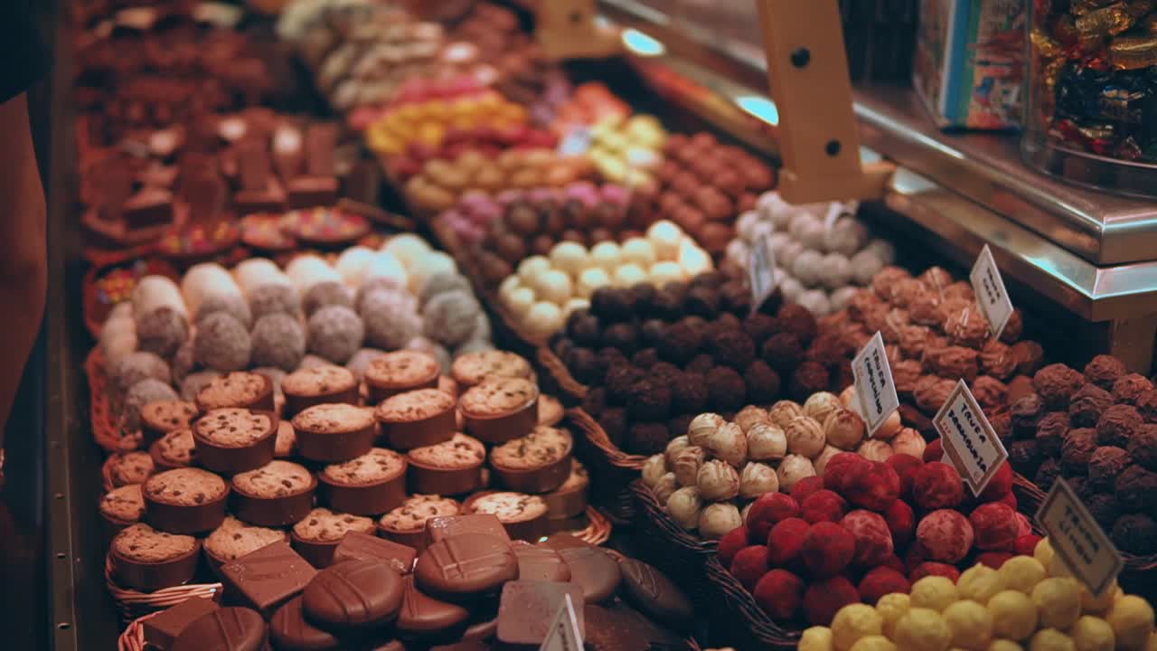 gran variedad de chocolates y dulces en exhibición en un mercado