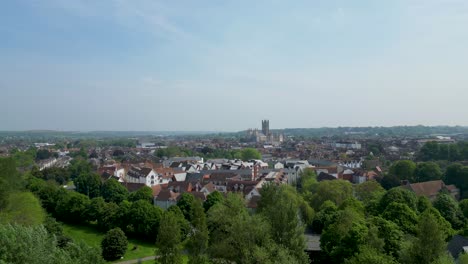 volando hacia la catedral de canterbury con cielos azules brillantes y árboles verdes