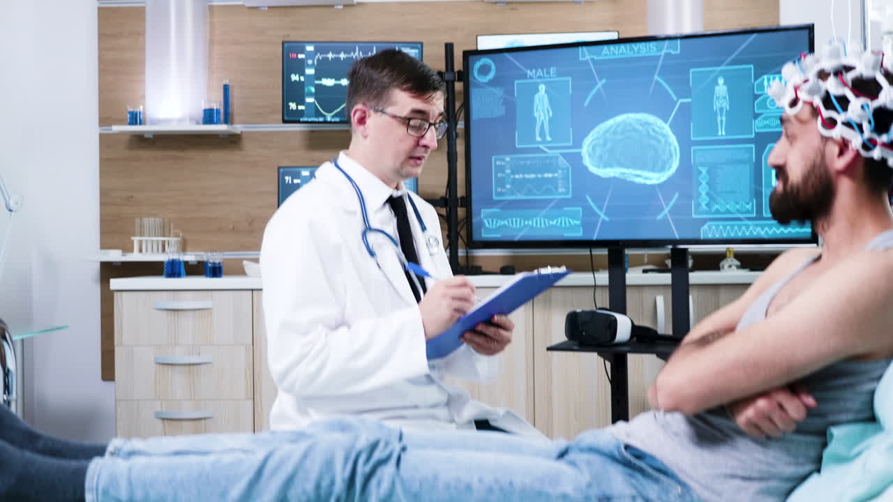médico en una instalación de neurociencia hablando con el paciente