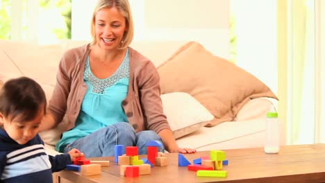 un niño pequeño jugando con lego.