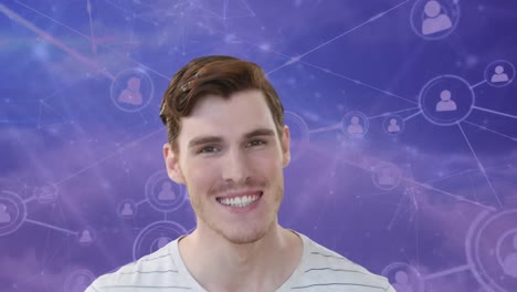 animación de un hombre caucásico sonriente sobre una red de conexiones y nubes