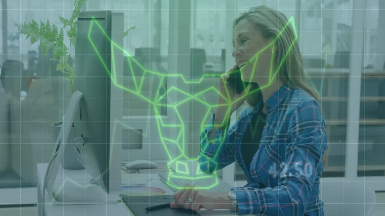 animación del procesamiento de datos financieros sobre una mujer de negocios caucásica que usa computadora en la oficina