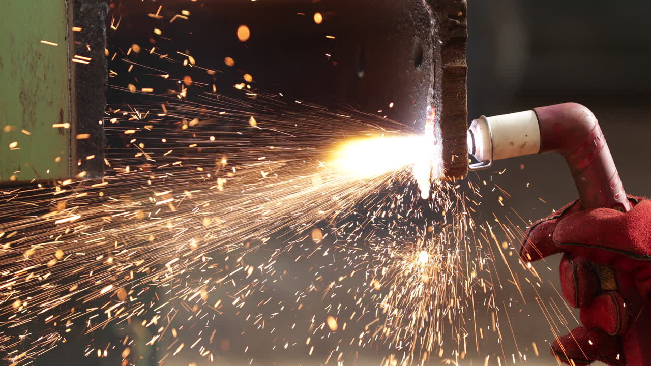 chispas de un soplete cortando acero oxidado en cámara lenta - cerrar