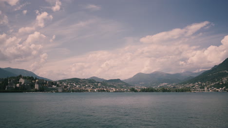 Vista-Panorámica-Del-Lago-De-Lugano,-Las-Montañas-Y-La-Ciudad-De-Lugano,-Cantón-De-Ticino,-Suiza