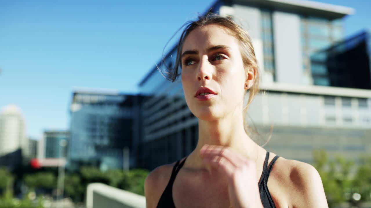 그녀는 수분을 섭취하는 것이 중요하다는 것을 이해합니다.