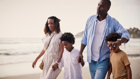 Familie,-Zusammen-Und-Zeigend-Mit-Spaziergang-Am-Strand