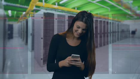 animación de una mujer caucásica usando un teléfono inteligente a través de servidores informáticos y procesamiento de datos