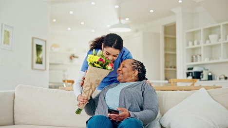 Sofa,-Blumen-Und-ältere-Frau-Mit-Betreuer