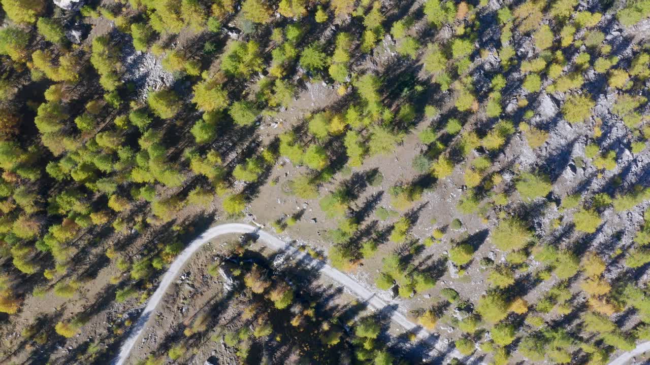 drone volando sobre las montañas, movimiento hacia adelante apuntando hacia abajo