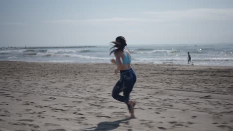 mujer corriendo en la playa