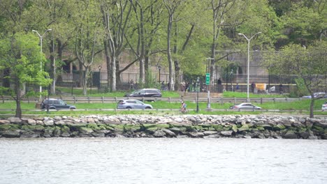 Pasando-Un-Parque-En-La-Ciudad-De-Nueva-York