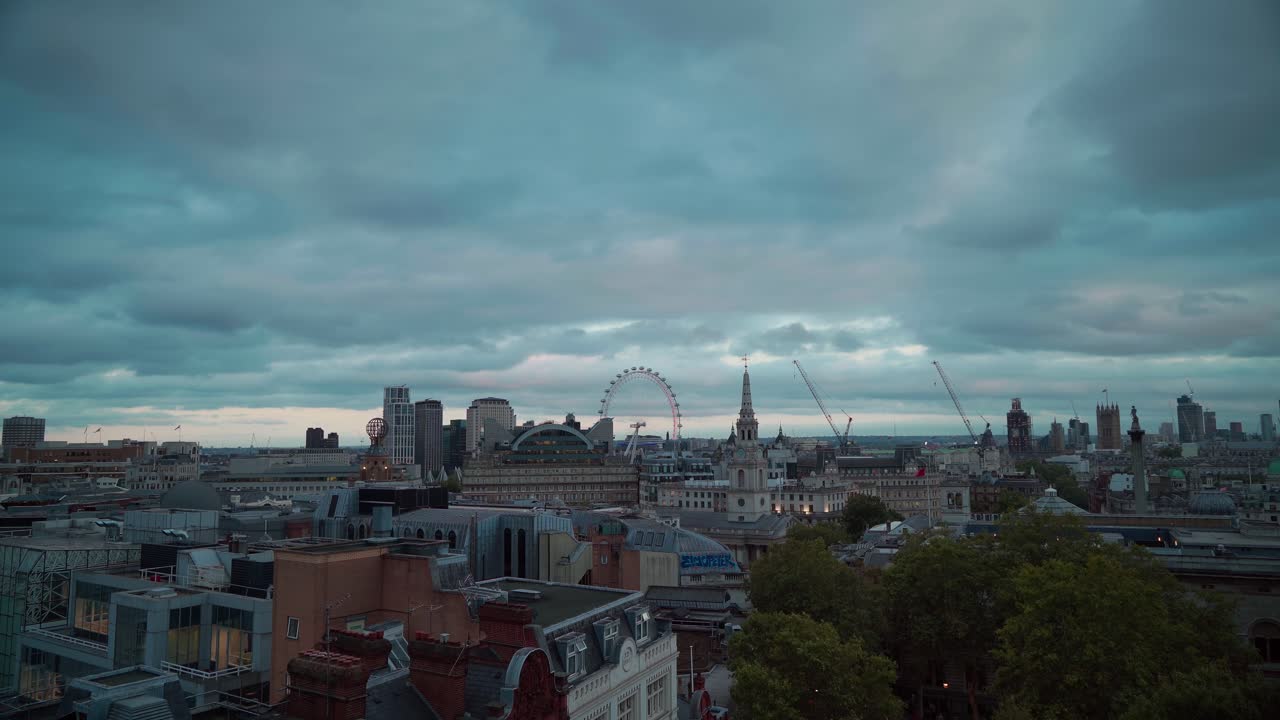 Timelapse del paesaggio urbano con il London Eye al centro, che mostra bellissime nuvole su Londra, Regno Unito.