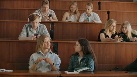 Un-Gran-Grupo-De-Estudiantes-Durante-El-Receso-Se-Comunican-Entre-Sí-En-El-Aula.-Clase-Grande.