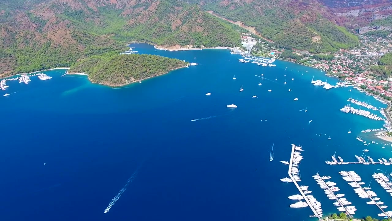 Vista Aérea da Marina de Gocek e Paisagem Costeira na Turquia
