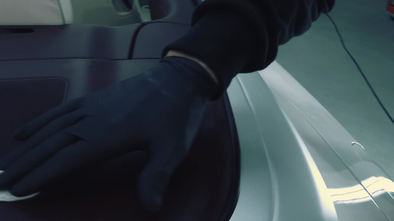 limpieza de piezas de plástico en coche