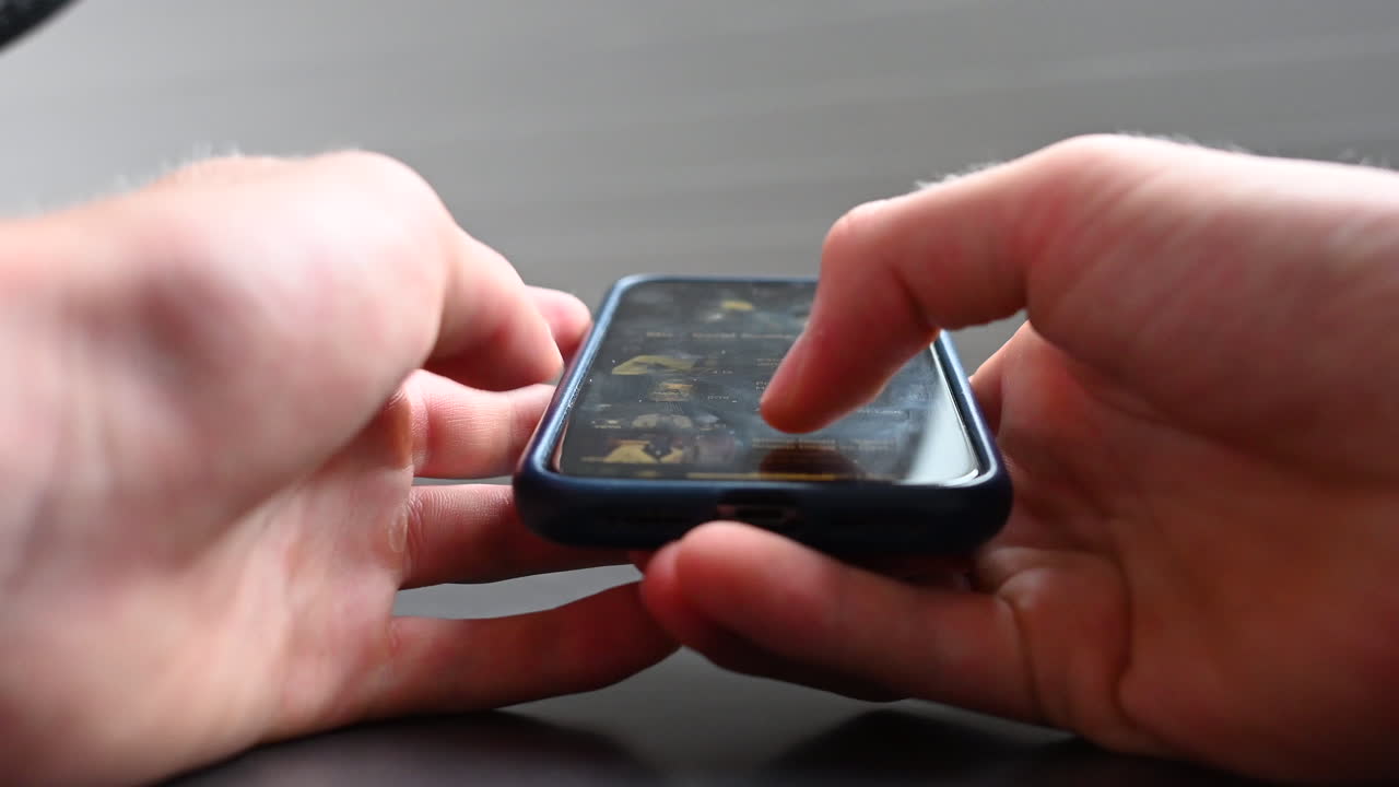 전화 사용자가 소셜 미디어를 스크롤하고 즉각적인 만족감을 주는 도파민 공급원에 시간을 낭비합니다.