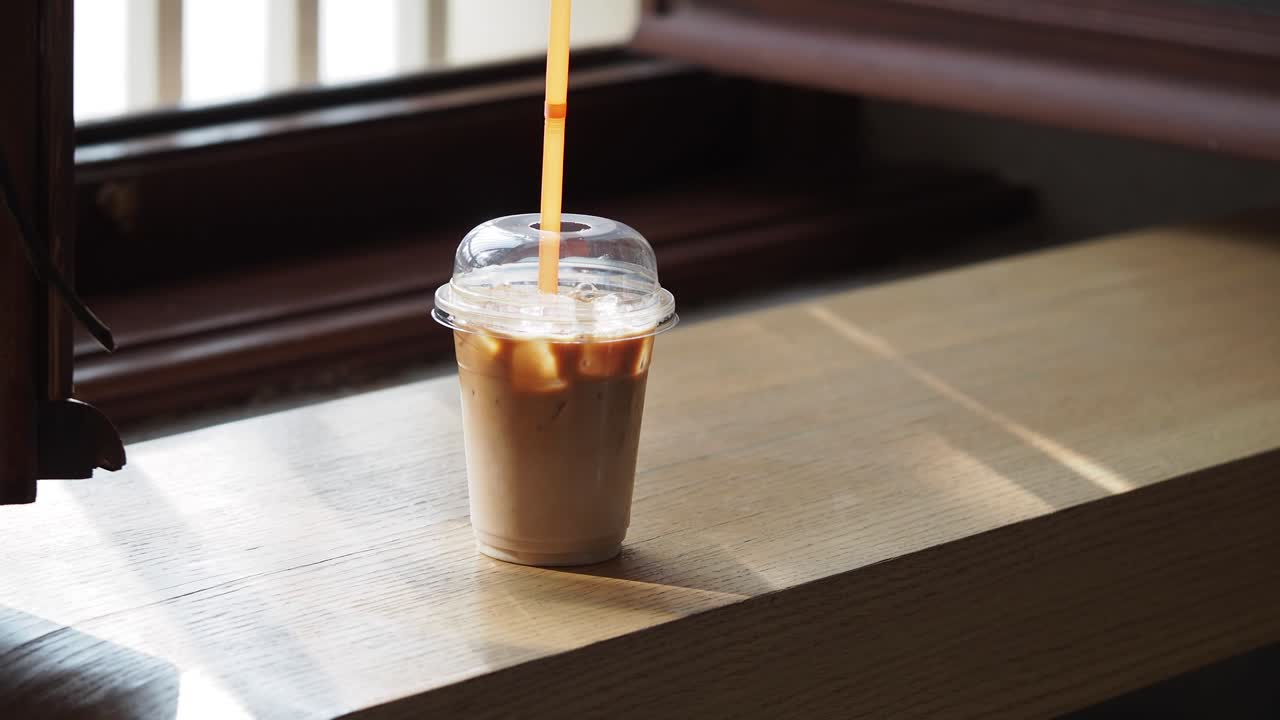 テーブルの上のアイスコーヒー