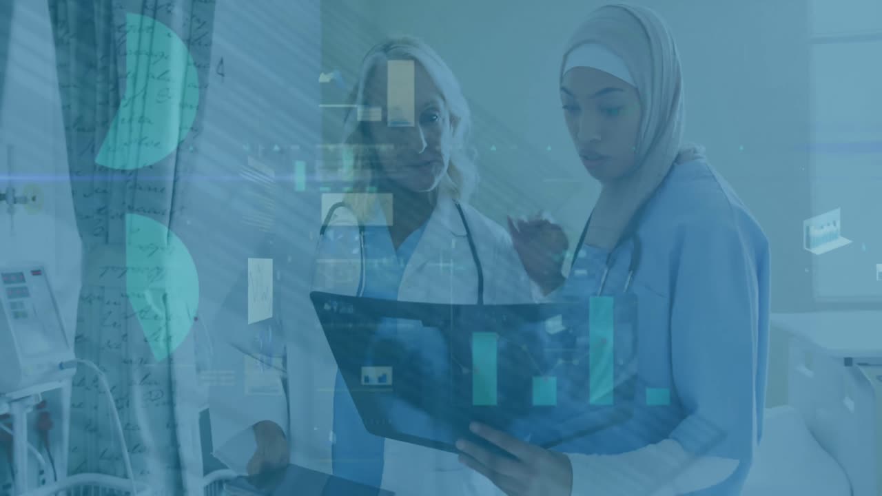 animación del procesamiento de datos sobre dos mujeres doctores diversas discutiendo sobre rayos x en el hospital