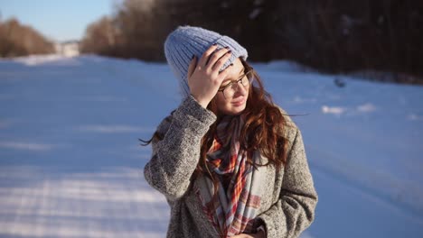 mujer disfrutando de un día de invierno al aire libre