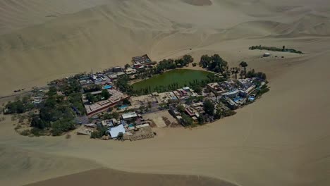 oasis de huacachina rodeado de dunas de arena en el desierto de atacamá de perú