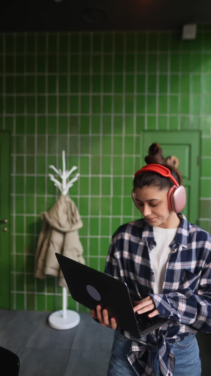 mujer trabajando en una computadora portátil en un café