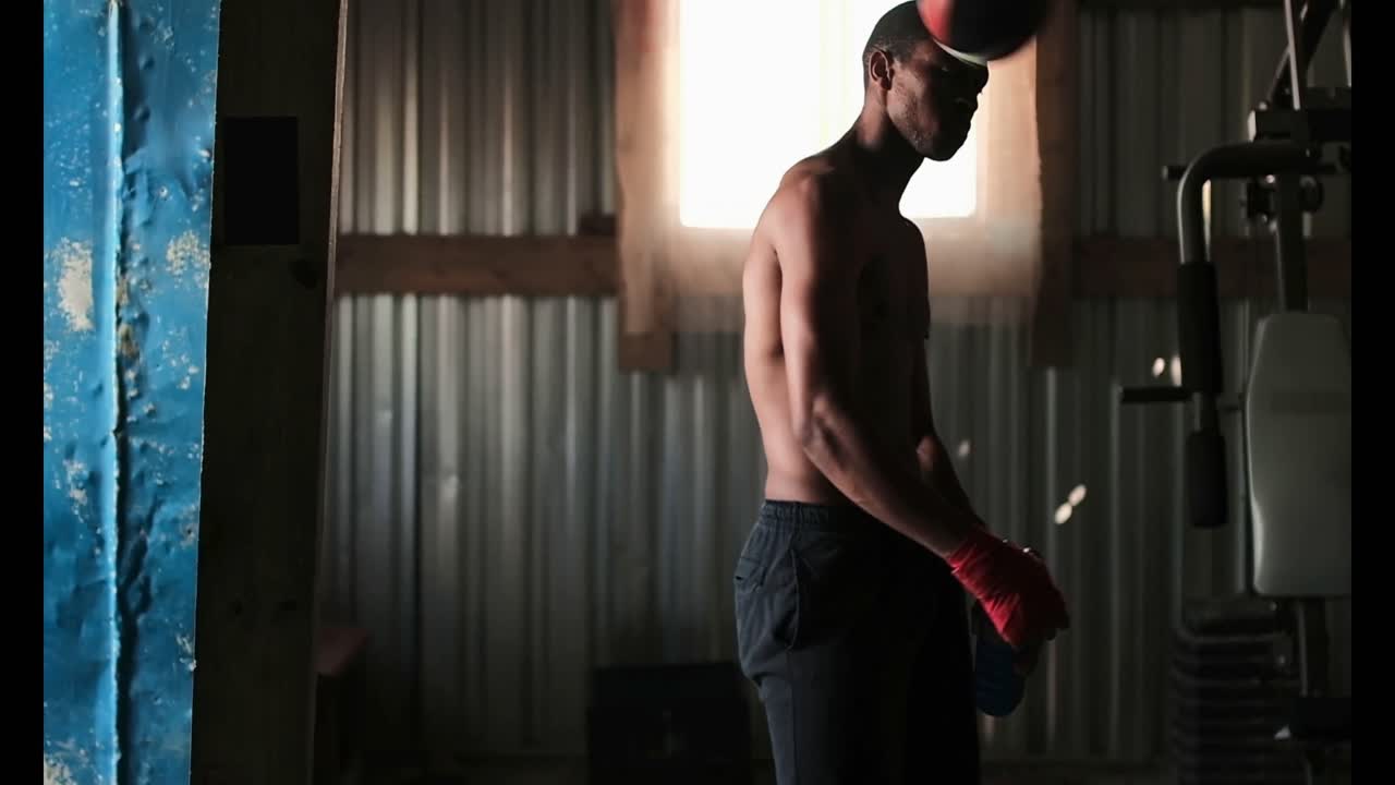 아프리카계 미국인 남성 권투 선수가 피트니스 스튜디오 4k에서 물을  ⁇ 고 있습니다.