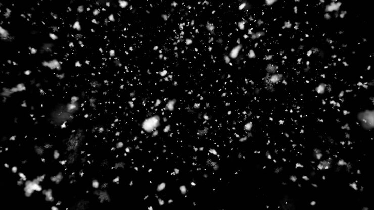 frente de la cámara nieve de invierno nevada. caída de copos de nieve realistas en un fondo negro. nieve nevada partículas de copo de nieve sin problemas bucle animación de pantalla verde alfa negra