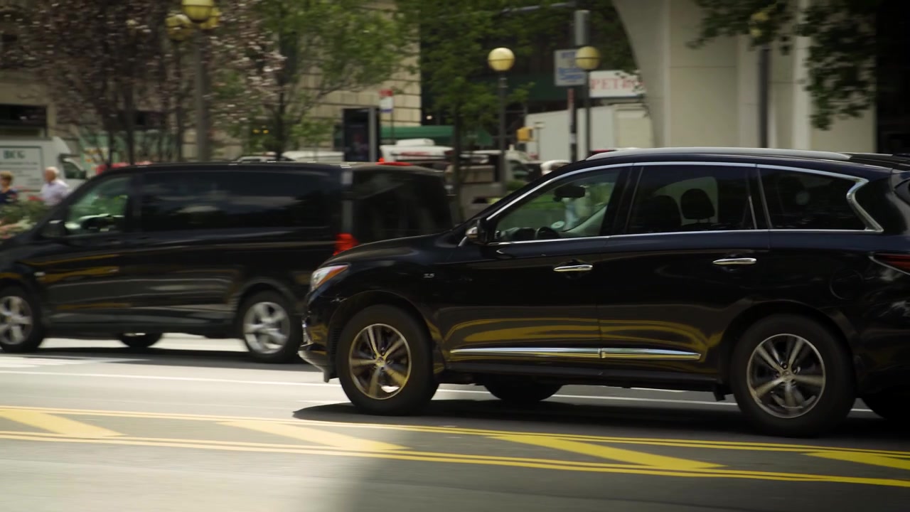 La toma de un coche aleatorio en la ciudad de Nueva York desde un vehículo en movimiento, dándole una perspectiva de acción única