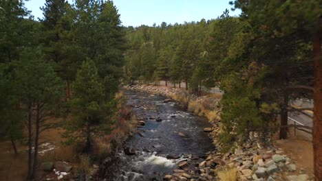 Conducción-De-Automóviles-A-Lo-Largo-De-La-Carretera-Forestal-Del-Valle-De-La-Montaña-Sobre-La-Toma-Aérea-Del-Arroyo-4k