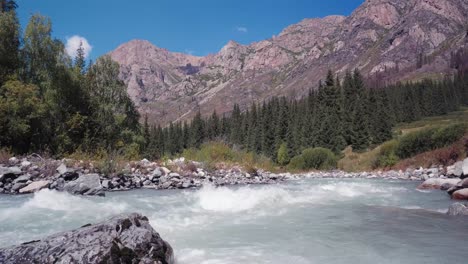 río de montaña con vistas