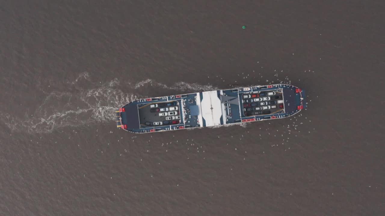 인도를 선회하는 자동차 페리의 높은 하향식 드론 샷