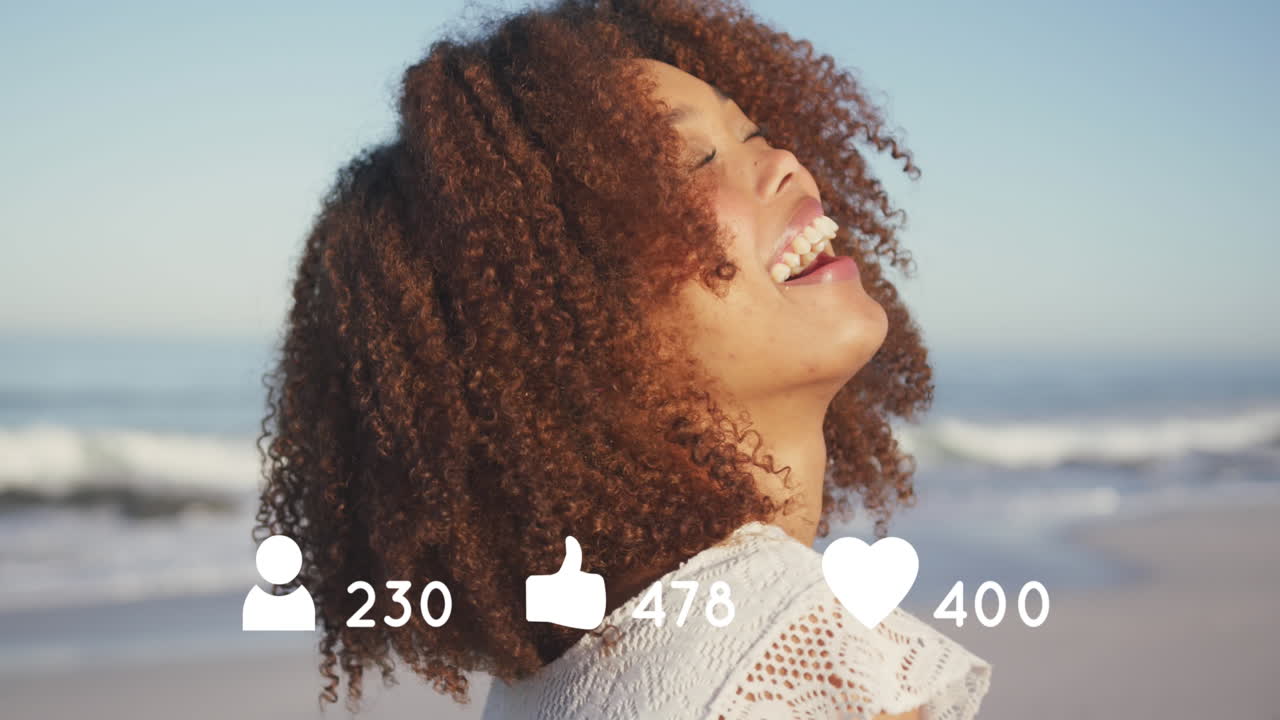 animación de personas, pulgares hacia arriba y iconos de corazón con números sobre una mujer sonriendo en la playa