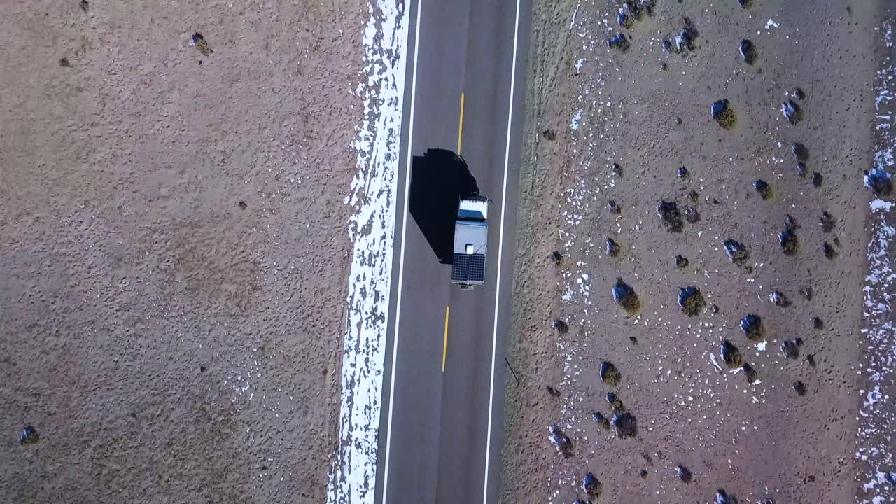 Nomade digitale alla guida nel deserto, ripresa aerea con drone