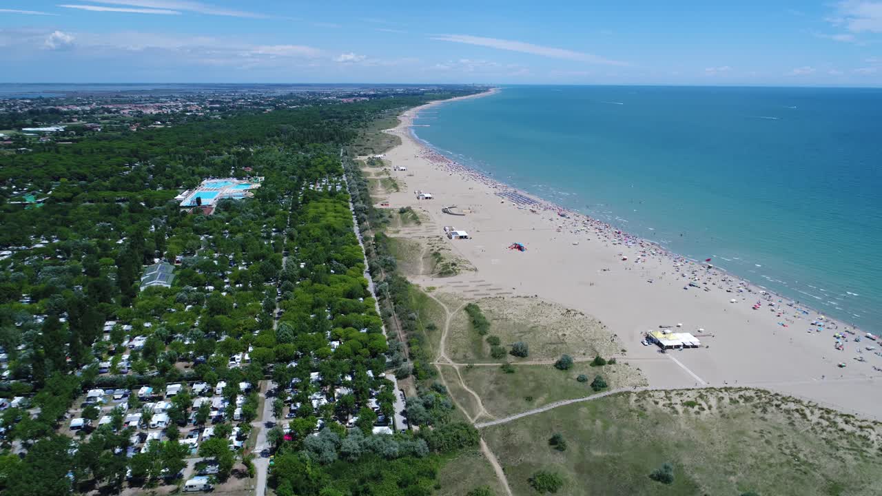 италия, пляж адриатического моря. отдых на море недалеко от венеции. воздушные полеты дронов fpv.