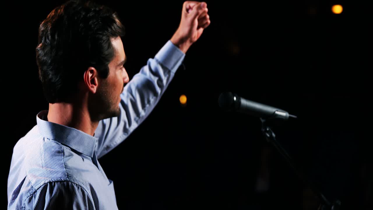 ejecutivo de negocios masculino dando un discurso